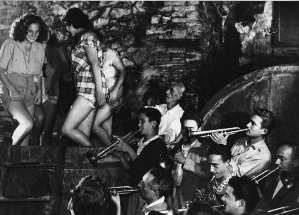 Set del film "Il Cristo proibito" - Regia Curzio Malaparte- 1950 - Delle ragazze pigiano l'uva accompagnate da un gruppo di trombettisti.