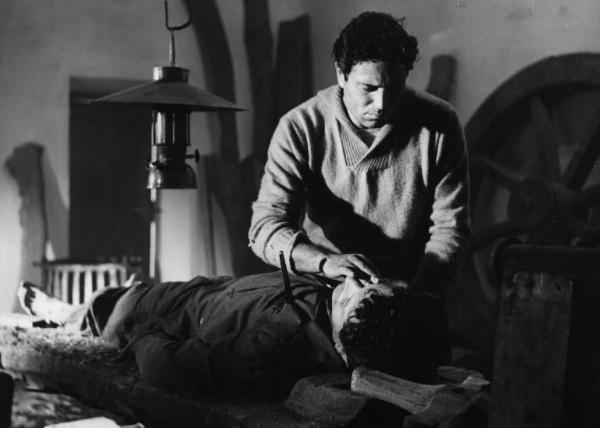 Set del film "Il Cristo proibito" - Regia Curzio Malaparte- 1950 - L'attore Raf Vallone chiude gli occhi all'attore Alain Cuny dopo averlo ucciso.