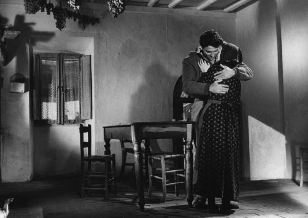 Set del film "Il Cristo proibito" - Regia Curzio Malaparte- 1950 - L'attore Raf Vallone nei panni di Bruno abbraccia la madre.