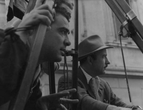 Set del film "Cronaca di un delitto" - Regia Mario Sequi- 1951 - Marcello Gatti e Mario Sequi.