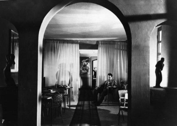 Set del film "Cronaca di un amore" - Regia Michelangelo Antonioni- 1950 - L'attore Massimo Girotti al centro di una sala.