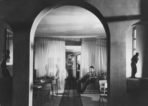 Set del film "Cronaca di un amore" - Regia Michelangelo Antonioni- 1950 - L'attore Massimo Girotti al centro di una sala.