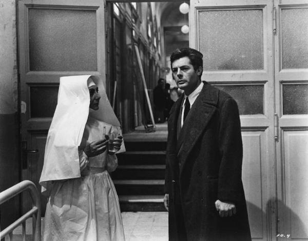 Set del film "Cronaca familiare" - Regia Valerio Zurlini 1962 - Un'attrice non identificata in abiti da suora accanto all'attore Marcello Mastroianni.