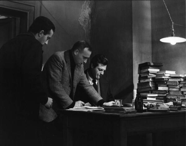 Set del film "Cronaca familiare" - Regia Valerio Zurlini 1962 - Il regista Valerio Zurlini e l'attore Marcello Mastroianni dietro una scrivania sul set.
