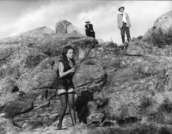 Set del film "I crudeli" - Regia Sergio Corbucci 1967 - L'attrice Norma Bengell con una pistola in mano e l'attore Joseph Cotten che la osserva da un'altura.