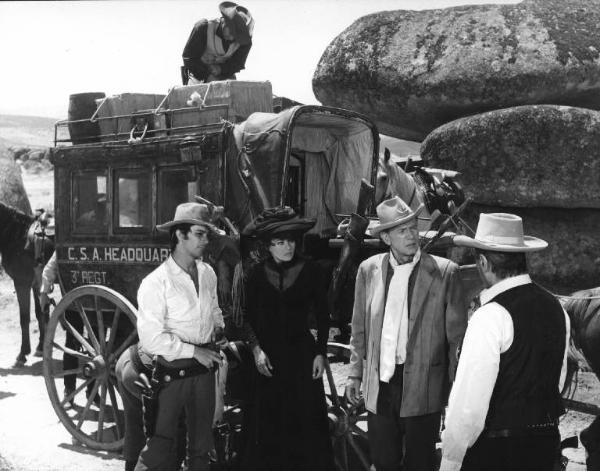 Set del film "I crudeli" - Regia Sergio Corbucci 1967 - L'attore Julian Mateos, l'attrice Norma Bengell e l'attore Joseph Cotten che la osserva da un'altura davanti ad una carrozza rivolti ad un attore non identificato di spalle.
