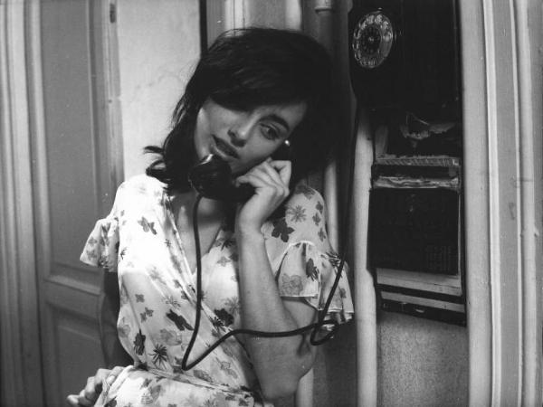 Fotografia del film "La cuccagna" - Regia Luciano Salce 1962 - L'attrice Donatella Turri al telefono.