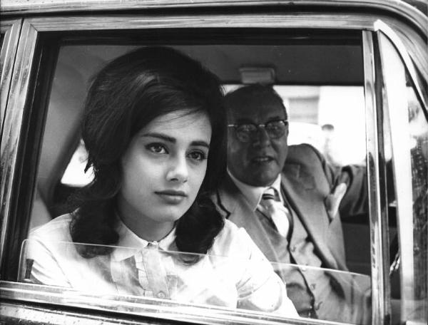 Fotografia del film "La cuccagna" - Regia Luciano Salce 1962 - L'attrice Donatella Turri guarda fuori dal finestrino di una macchina
.