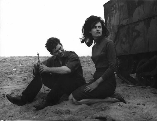 Fotografia del film "La cuccagna" - Regia Luciano Salce 1962 - L'attore Luigi Tenco e l'attrice Donatella Turri seduti su una spiaggia
.