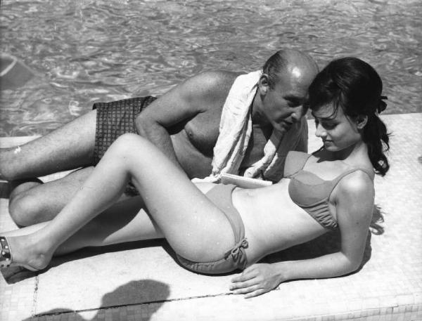 Fotografia del film "La cuccagna" - Regia Luciano Salce 1962 - Un attore non identificato e l'attrice Donatella Turri sul bordo di una piscina.
.
