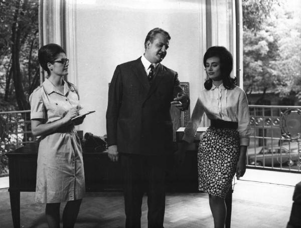 Fotografia del film "La cuccagna" - Regia Luciano Salce 1962 - Un'attrice non identificata, l'attore Umberto D'Orsi e l'attrice Donatella Turri in una stanza.
.