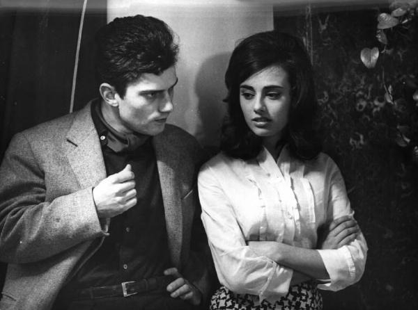 Fotografia del film "La cuccagna" - Regia Luciano Salce 1962 - L'attore Luigi Tenco e l'attrice Donatella Turri appoggiati ad una colonna.
.