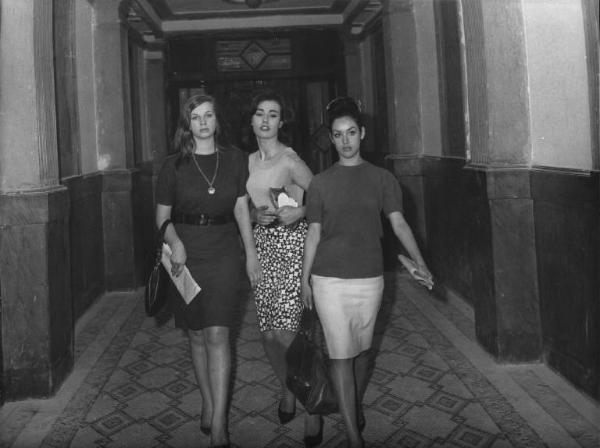 Fotografia del film "La cuccagna" - Regia Luciano Salce 1962 - L'attrice Donatella Turri tra due attrici non identificate.
.