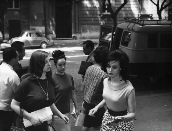 Fotografia del film "La cuccagna" - Regia Luciano Salce 1962 - L'attrice Donatella Turri, con due attrici non identificate, cammina su un marciapiede.
.