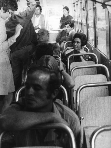 Fotografia del film "Cuore di mamma" - Regia Salvatore Samperi 1969 - Veduta dell'interno di un tram dove si trova anche l'attrice Carla Gravina.