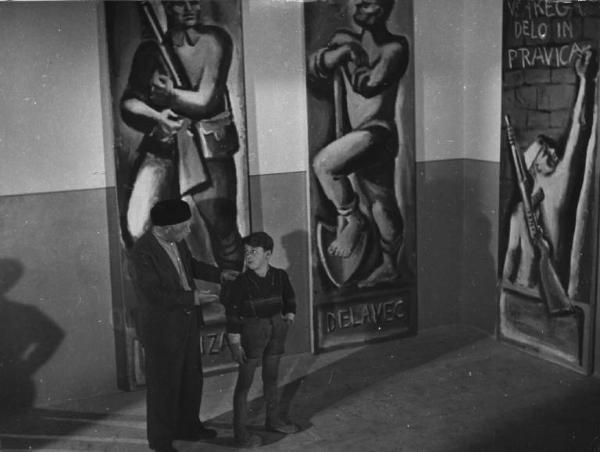 Fotografia del film "Cuori senza frontiere" - Regia Luigi Zampa 1950 - L'attore Ernesto Almirante appoggia la mano sulla spalla dell'attore Enzo Staiola.
.