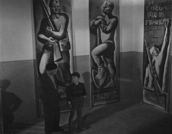 Fotografia del film "Cuori senza frontiere" - Regia Luigi Zampa 1950 - L'attore Ernesto Almirante appoggia la mano sulla spalla dell'attore Enzo Staiola.