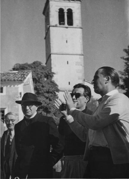 Fotografia del film "Cuori senza frontiere" - Regia Luigi Zampa 1950 - Due persone non identificate della troupe e l'attore Gino Cavalieri.
