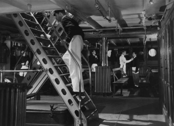 Fotografia del film "Cuori sul mare" - Regia Giorgio Bianchi 1949 - Attori non identificati a bordo di una nave.