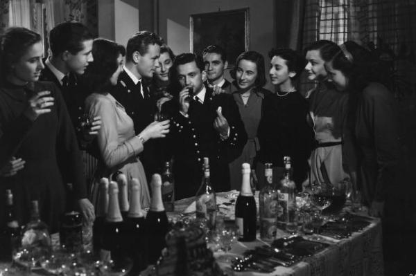 Fotografia del film "Cuori sul mare" - Regia Giorgio Bianchi 1949 - L'attore Jacques Sernas e altri attori non identificati a una festa.