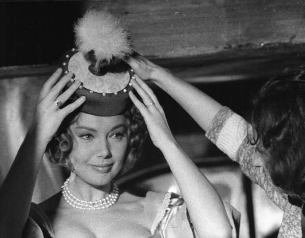 Fotografia del film "Cyrano e d'Artagnan" - Regia Abel Gance 1963 - L'attrice Sylva Koscina indossa un copricapo .