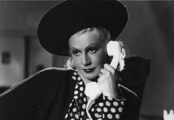 Fotografia del film "La dama bianca" - Regia Mario Mattoli 1938 - L'attrice Lisl Ander al telefono.