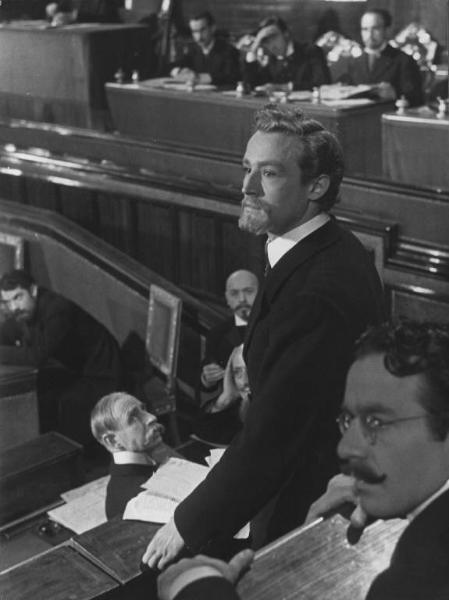 Fotografia del film "Daniele Cortis" - Regia Mario Soldati 1947 - L'attore Vittorio Gassman in piedi tra gli scranni della Camera.