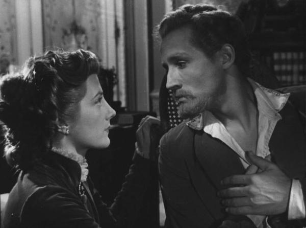 Fotografia del film "Daniele Cortis" - Regia Mario Soldati 1947 - L'attrice Sarah Churchill e l'attore Vittorio Gassman si guardano.
