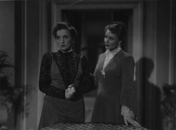 Fotografia del film "La danza del fuoco" - Regia Giorgio Simonelli 1942 - L'attrice Paola Barbara con un'attrice non identificata.
