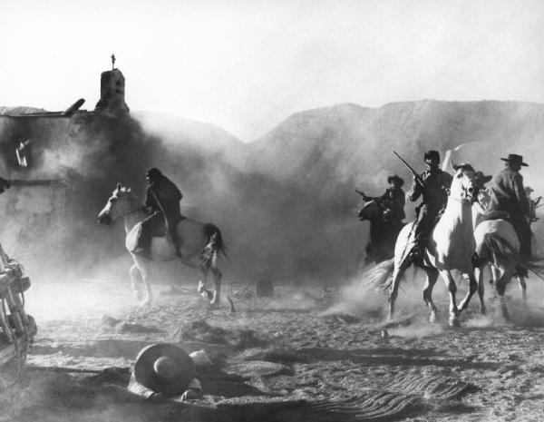 Fotografia del film "Da uomo a uomo" - Regia Giulio Petroni 1967 - Attori non identificati sparano da cavallo.