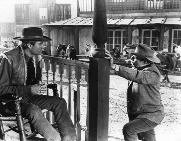 Fotografia del film "Da uomo a uomo" - Regia Giulio Petroni 1967 - L'attore John Philip Law seduto dialoga con un attore non identificato.