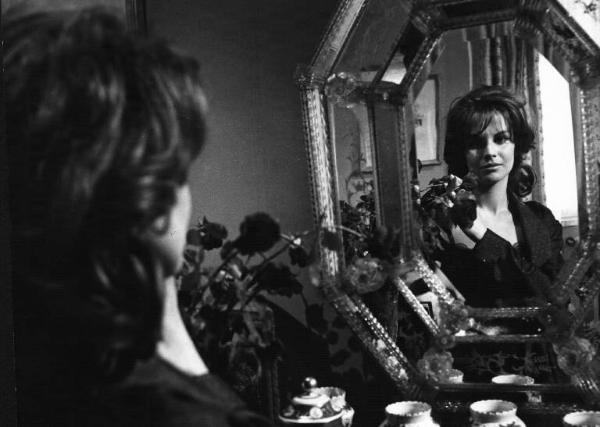 Fotografia del film "I delfini" - Regia Francesco Maselli 1960 - L'attrice Antonella Lualdi si specchia.
