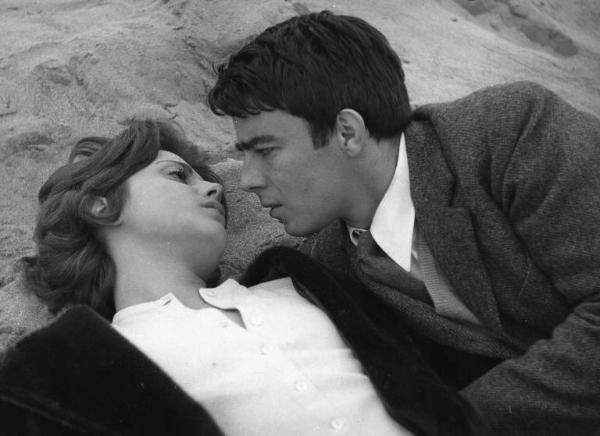 Fotografia del film "I delfini" - Regia Francesco Maselli 1960 - L'attrice Anna Maria Ferrero e l'attore Gérard Blain stesi sulla sabbia.