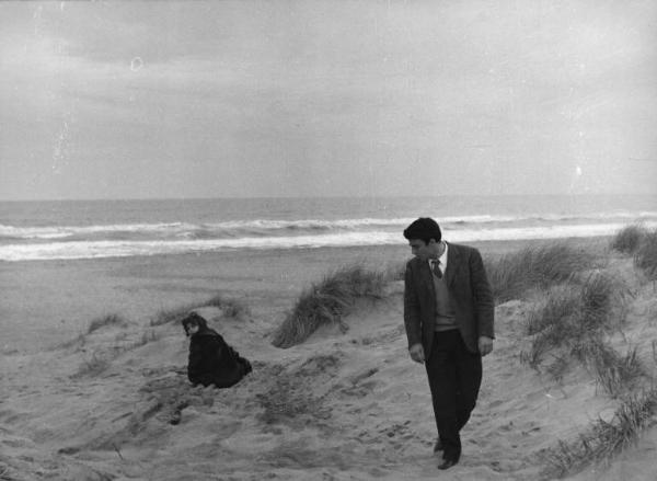 Fotografia del film "I delfini" - Regia Francesco Maselli 1960 - L'attrice Anna Maria Ferrero e l'attore Gérard Blain in spiaggia.