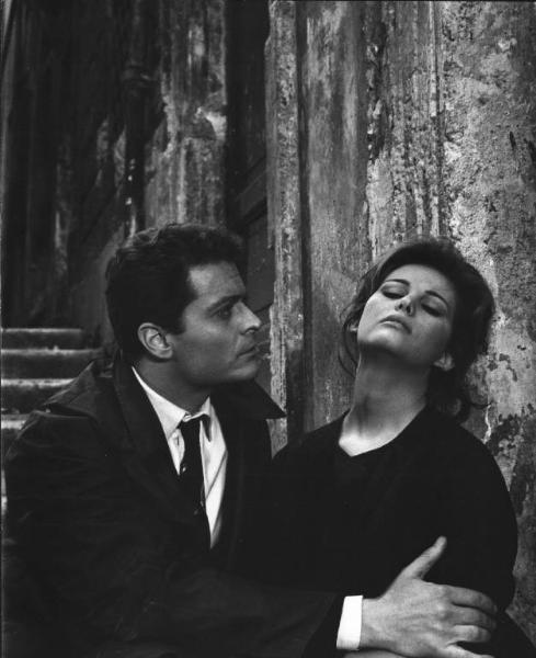 Fotografia del film "I delfini" - Regia Francesco Maselli 1960 - L'attrice Claudia Cardinale e l'attore Sergio Fantoni.