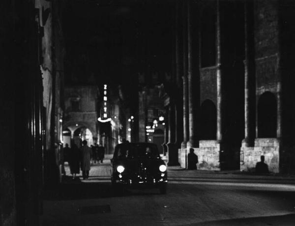Fotografia del film "I delfini" - Regia Francesco Maselli 1960 - Un'autovettura in strada.