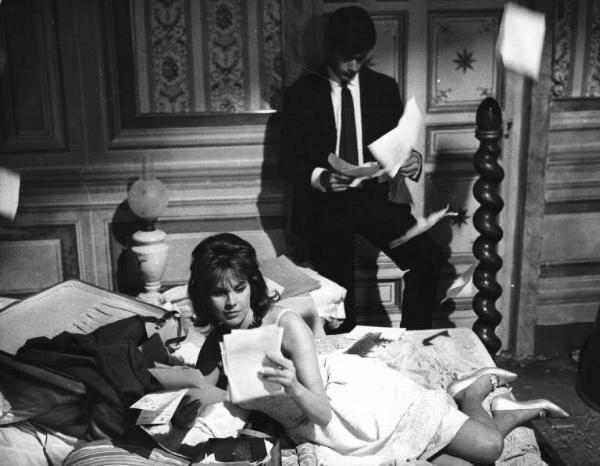 Fotografia del film "I delfini" - Regia Francesco Maselli 1960 - L'attrice Antonella Lualdi e un attore non identificato leggono dei fogli.