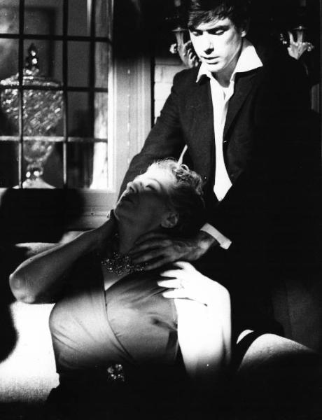 Fotografia del film "I delfini" - Regia Francesco Maselli 1960 - L'attore Tomas Milian pone le mani attorno al collo a un'attrice non identificata.