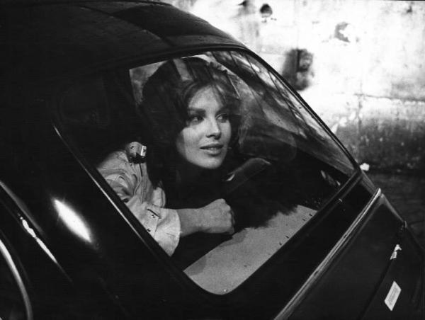 Fotografia del film "I delfini" - Regia Francesco Maselli 1960 - L'attrice Antonella Lualdi guarda dal finestrino di un'auto.