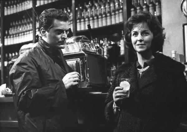 Fotografia del film "I delfini" - Regia Francesco Maselli 1960 - L'attrice Betsy Blair e l'attore Sergio Fantoni al bancone di un bar.