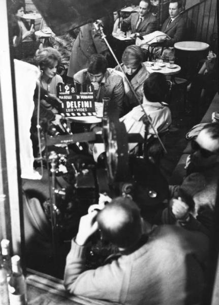 Fotografia del film "I delfini" - Regia Francesco Maselli 1960 - Gli attori Antonella Lualdi, Tomas Milian, Claudia Cardinale, Gérard Blain durante le riprese.