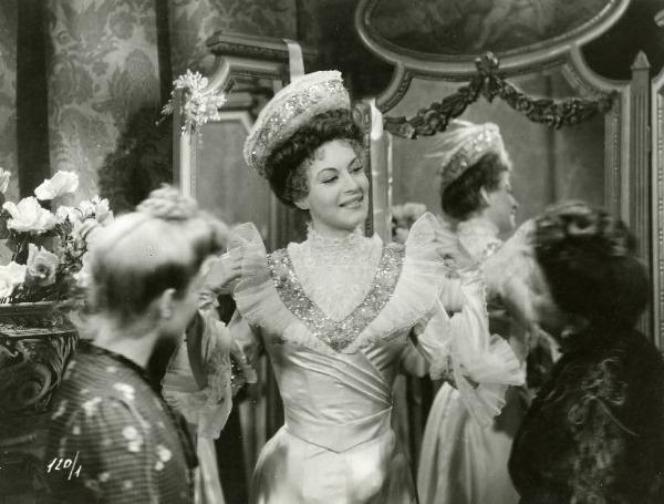 Scena del film "Il delitto di Giovanni Episcopo" - Regia Alberto Lattuada, 1947 - Yvonne Sanson in uno splendido abito viene ammirata da altre donne.