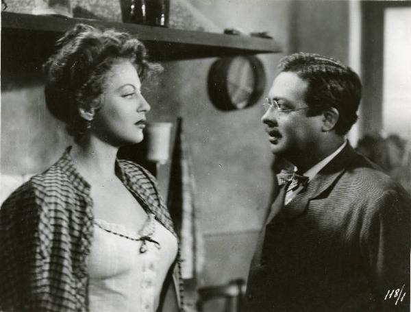 Scena del film "Il delitto di Giovanni Episcopo" - Regia Alberto Lattuada, 1947 - Mezza figura di Yvonne Sanson e Aldo Fabrizi che si fronteggiano.
