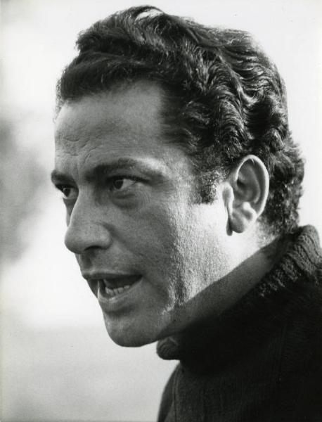 Scena del film "Il demonio" - Regia Brunello Rondi, 1963 - Primo piano di profilo di Frank Wolff con la bocca aperta.