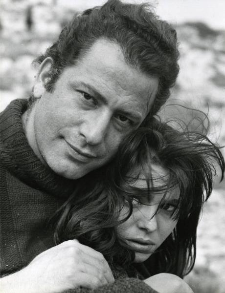 Scena del film "Il demonio" - Regia Brunello Rondi, 1963 - Primo piano di Frank Wolff e Daliah Lavi. L'attore appoggia la testa su quella di lei e una mano sulla spalla.