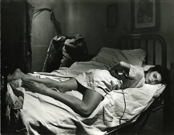 Scena del film "Il demonio" - Regia Brunello Rondi, 1963 - Daliah Lavi, distesa prona sul letto con le mani legate dietro la schiena e gli occhi sbarrati.