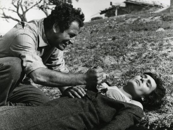 Scena del film "Il demonio" - Regia Brunello Rondi, 1963 - Su un prato in collina, Frank Wolff accoltella Daliah Lavi sotto lo sterno. Lei giace svenuta in posizione supina e con il vestito aperto sul petto.