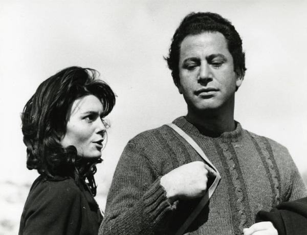 Scena del film "Il demonio" - Regia Brunello Rondi, 1963 - Mezza figura di profilo di Daliah Lavi mentre parla a Frank Wolff, ripreso di fronte, ascoltandola con lo sguardo rivolto a terra.