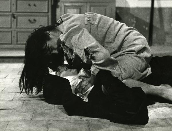 Scena del film "Il demonio" - Regia Brunello Rondi, 1963 - Daliah Lavi seduta sul petto di Anna María Aveta la tiene bloccata a terra con l'intento di strangolarla.