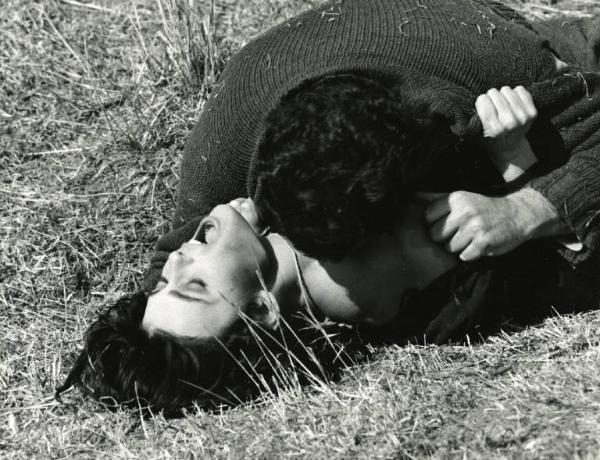 Scena del film "Il demonio" - Regia Brunello Rondi, 1963 - Frank Wolff sdraiato sopra Daliah Lavi le scopre il décolleté e lo bacia ardentemente. L'attrice con la bocca spalancata afferra con forza il maglione di lui.